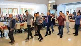 Vali Akbıyık engel tanımayan bireylerle Zeybek oynadı