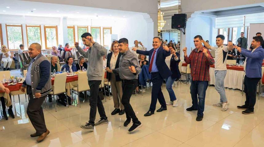 Vali Akbıyık engel tanımayan bireylerle Zeybek oynadı