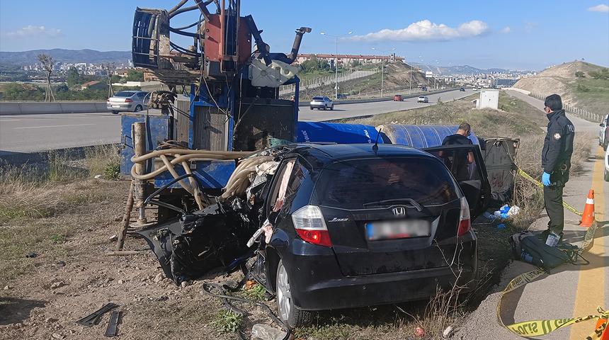 Kontrolden çıkan otomobil sondaj makinesine çarptı! Anne ve oğlu hayatını kaybetti