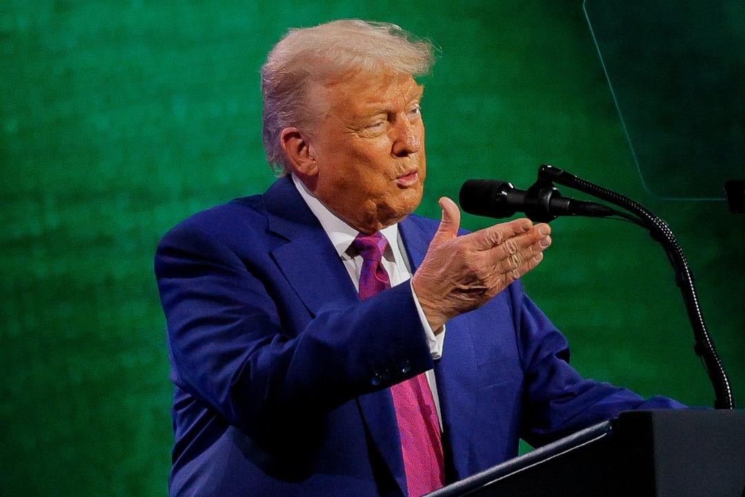 2025-05-13T154154Z_770759451_RC23HEAMM9EP_RTRMADP_3_USA-TRUMP-GULF-SAUDI