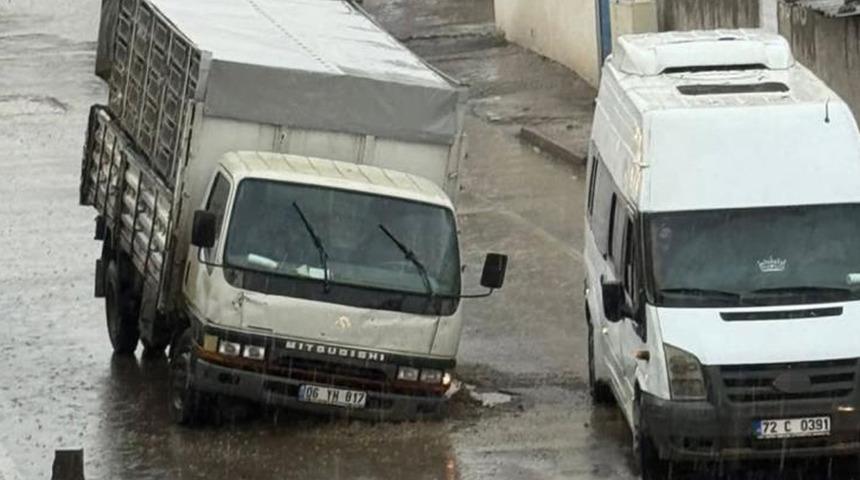 Batman’da altyapı çalışması sonrası yol çöktü: Seyir halindeki kamyonet çukura düştü