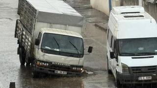 Batman’da altyapı çalışması sonrası yol çöktü: Seyir halindeki kamyonet çukura düştü