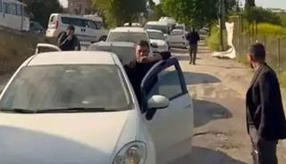 Yalova'da alt geçitte yol verme tartışmasında kadın sürücü trafiği kilitledi