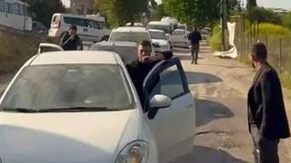 Yalova'da alt geçitte yol verme tartışmasında kadın sürücü trafiği kilitledi