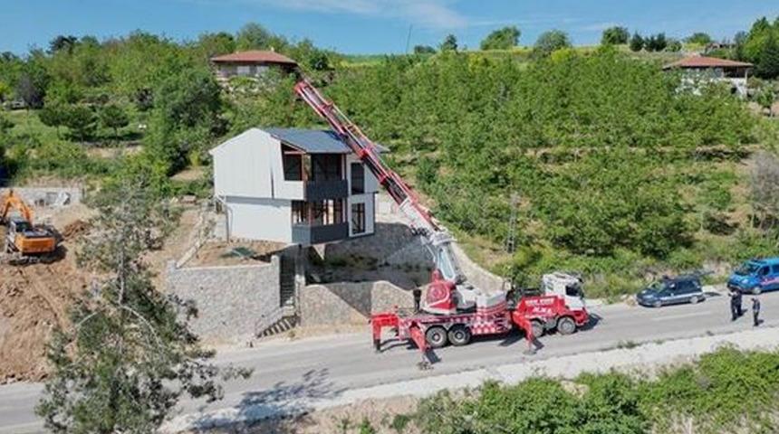 Yıkım kararı alınan bölgedeki çelik konstrüksiyon yapıyı vinçle taşıdı!
