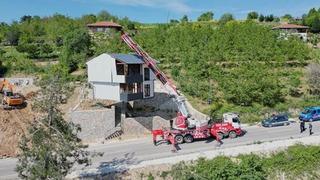 Yıkım kararı alınan bölgedeki çelik konstrüksiyon yapıyı vinçle taşıdı!