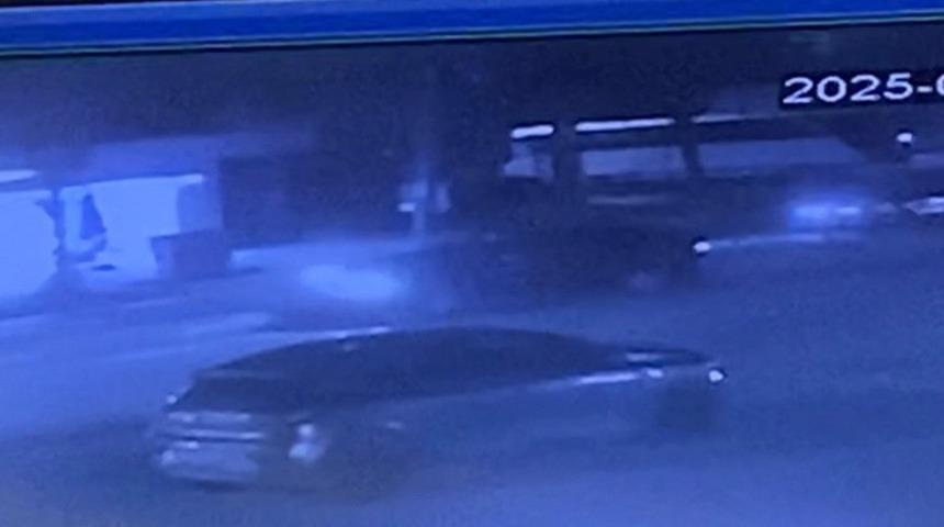 Kontrolden çıkan otomobil aydınlatma direğine çarptı: 2 kişi yaralandı