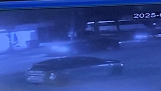 Kontrolden çıkan otomobil aydınlatma direğine çarptı: 2 kişi yaralandı