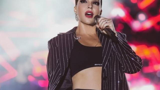 Bengü sezonu açtı! Bikinili poz gecikmedi  