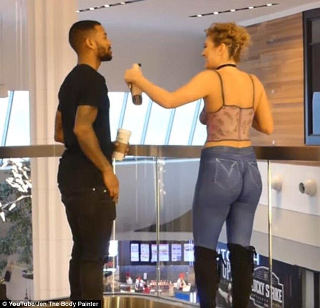 &Ccedil;ırıl&ccedil;ıplak AVM'de gezdi, kimse olanları fark etmedi