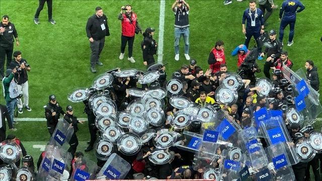 Olaylı derbi sonrası Oosterwolde ve Mert Müldür hakkında zorla getirme kararı!