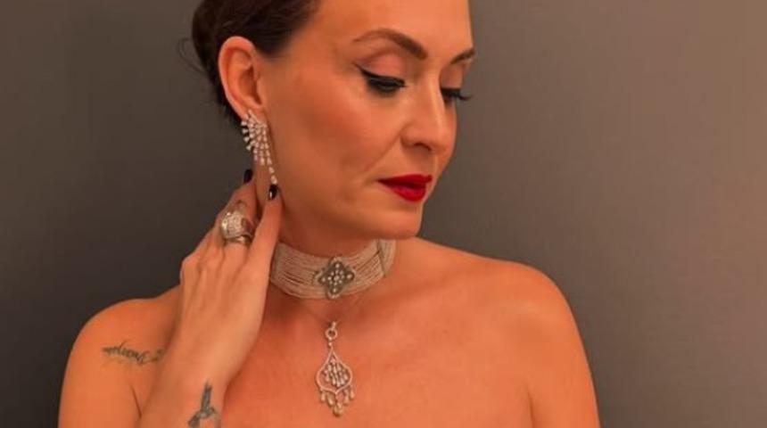 Ceyda Düvenci iğne ipliğe döndü! Ayna karşısına geçip fit halini gösterdi...