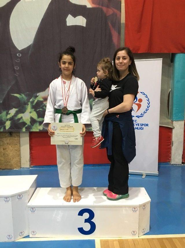 Judo müsabakalarından derecelerle döndüler