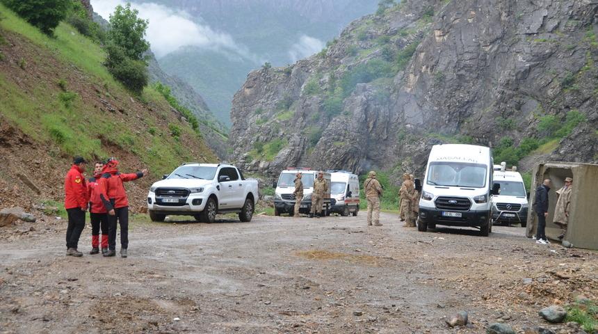 Hakkari'de derede kaybolan genci arama çalışmaları sürüyor