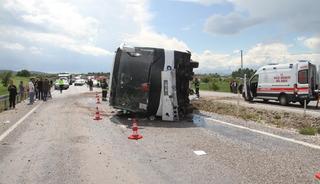 Konya'da yolcu otobüsü devrildi, 13 kişi yaralandı