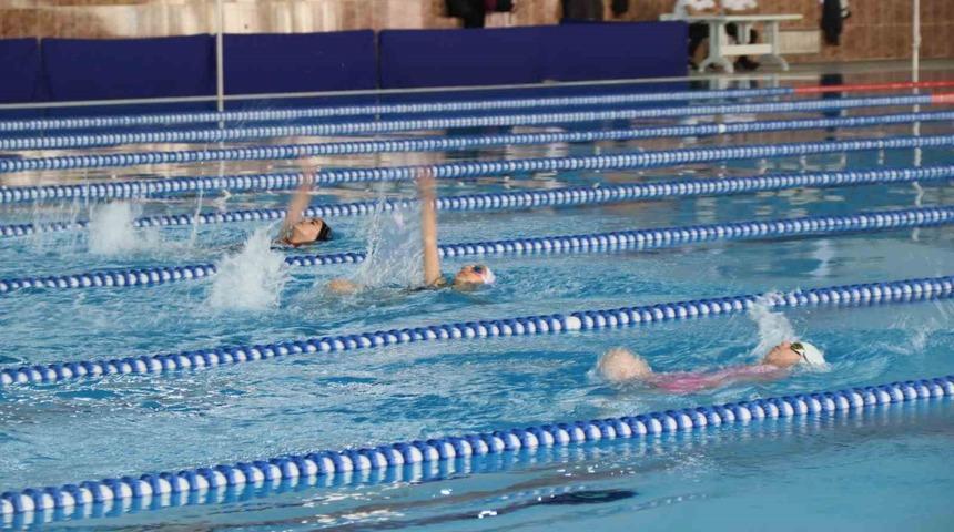 Elazığ’da minikler yüzme müsabakaları tamamlandı