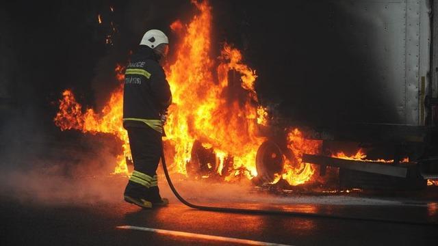 Batman'da dorsesiz TIR alev alev yandı