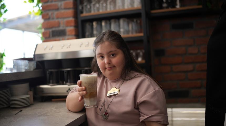 Esenyurt'ta özel bireylerin çalıştığı Menekşe Engelsiz Kafe hizmete açıldı