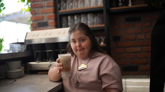 Esenyurt'ta özel bireylerin çalıştığı Menekşe Engelsiz Kafe hizmete açıldı