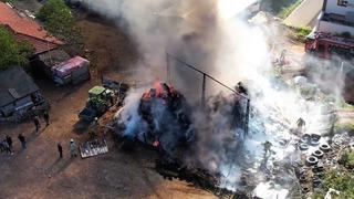 Arnavutköy’de ahırların yanına istiflenmiş saman balyaları alev alev yandı