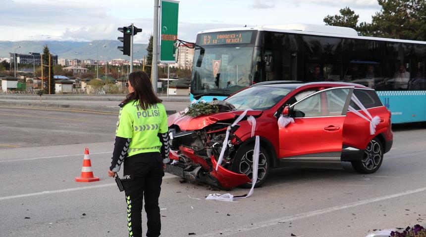 Erzurum'da gelin arabasının karıştığı kazada 3 kişi yaralandı