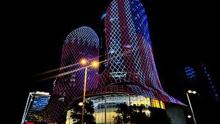 Katar'daki gökdelenler Trump'ın ziyareti dolayısıyla ABD bayrağı renkleriyle ışıklandırıldı