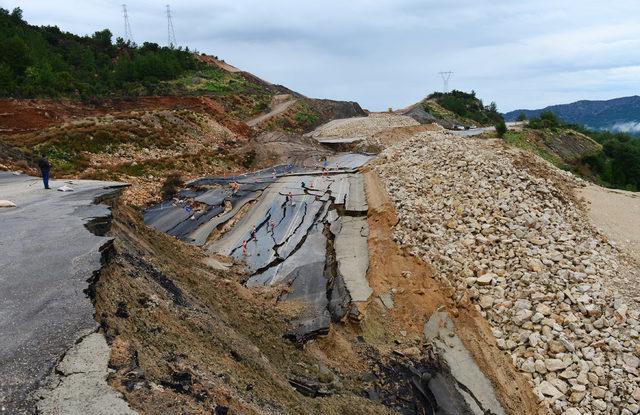 Kumluca- Antalya yolunda heyelan devam ediyor