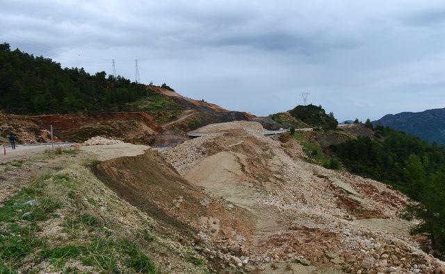 Kumluca- Antalya yolunda heyelan devam ediyor