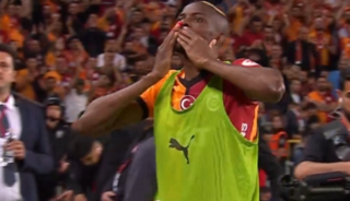 Tribünlerden olay hamle, Osimhen yedek kulübesinden çıktı ve cevap verdi! 