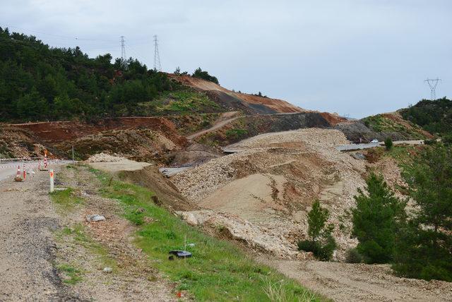 Kumluca- Antalya yolunda heyelan devam ediyor