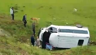 Bitlis’te minibüs şarampole yuvarlandı: 2’si ağır 5 yaralı