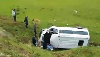Minibüs şarampole yuvarlandı: 2’si ağır 5 yaralı
