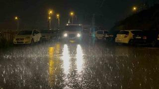 Hatay’da etkisini hissettiren dolu yağışı yolları beyaza bürüdü