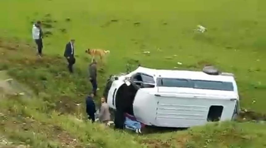 Mutki’de minibüs şarampole yuvarlandı: 2’si ağır 5 yaralı