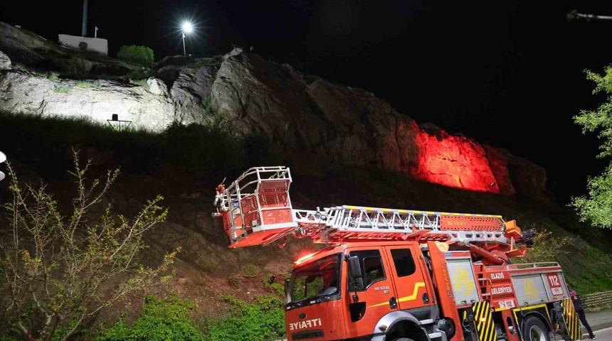 Elazığ’da kayalıklara çıkarak atlamak isteyen şahsı ekipler ikna etti