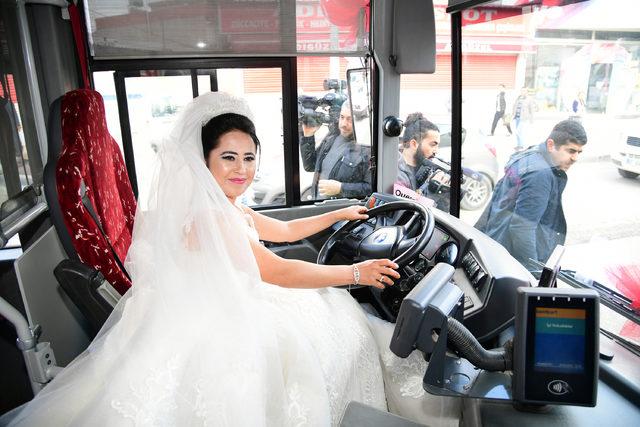 Belediyede şoför çift, tanıştıkları otobüsü gelin arabası yaptı