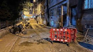 Bayrampaşa’da altyapı çalışması yapılan sokakta rögar kapağı patladı