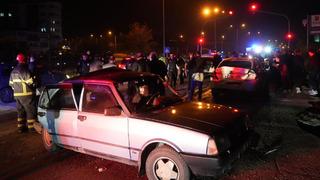 Kontrolden çıkan otomobil, kırmızı ışıkta bekleyen araçlara çarptı: 9 yaralı