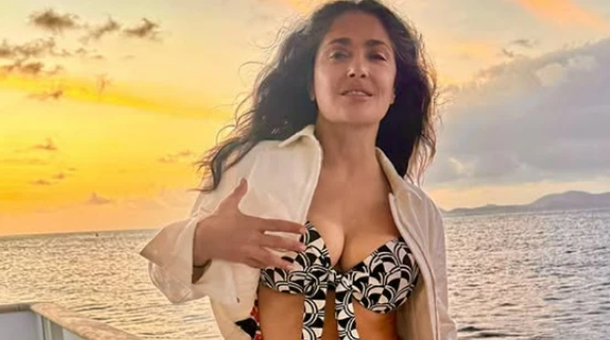 58 yaşında kapak güzeli oldu! Salma Hayek bikinisiyle poz verdi