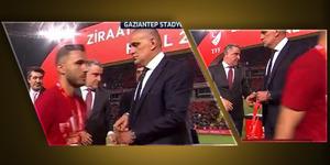 Herkes o anları konuşuyor! Galatasaraylı isim Hacıosmanoğlu'nun elini sıkmayı reddetti