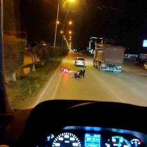 Yola savrulanlara aldırış etmeden gazladı! Hatay'da sürücüden tepki çeken hareket