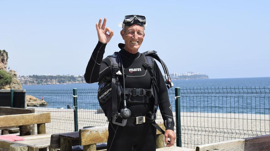 Suya girince adeta dünyası değişiyor! 45 yaşında başladı, 28 yıldır devam ediyor: "İdolüm Kaptan Cousteau"