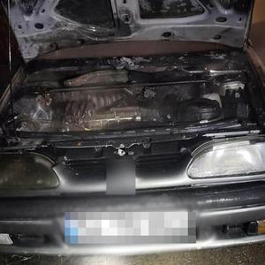 Alev topuna dönen otomobil, itfaiye ekiplerince söndürüldü