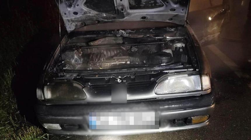 Alev topuna dönen otomobil, itfaiye ekiplerince söndürüldü