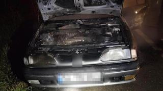 Alev topuna dönen otomobil, itfaiye ekiplerince söndürüldü