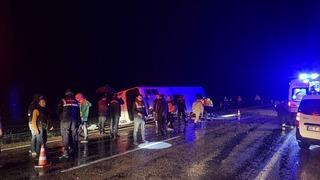 Kahramanmaraş'ta düzensiz göçmenleri taşıyan minibüs devrildi, 1 kişi ölü, 22 kişi yaralandı