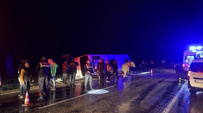 Kahramanmaraş'ta düzensiz göçmenleri taşıyan minibüs devrildi, 1 kişi ölü, 22 kişi yaralandı