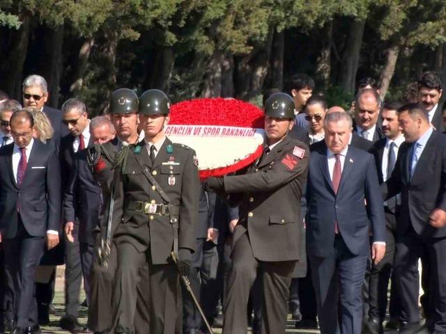 Bakan Bak'tan gençler ve sporcularla 19 Mayıs öncesi Anıtkabir ziyareti