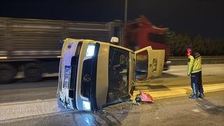 Anadolu Otoyolu'nda devrilen minibüsün sürücüsü yaralandı