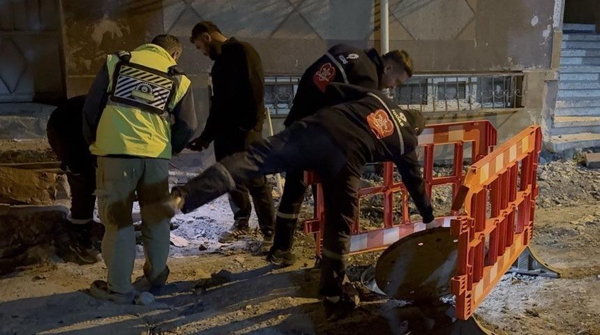 Bayrampaşa'da patlama meydana gelen rögarda inceleme